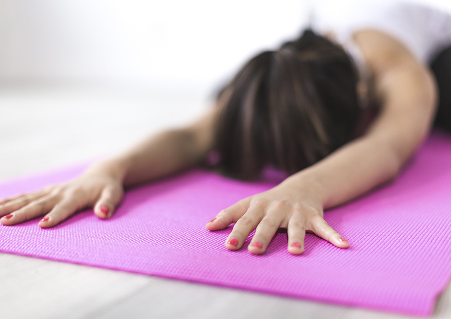 4 positions de yoga contre les règles douloureuses en vidéo